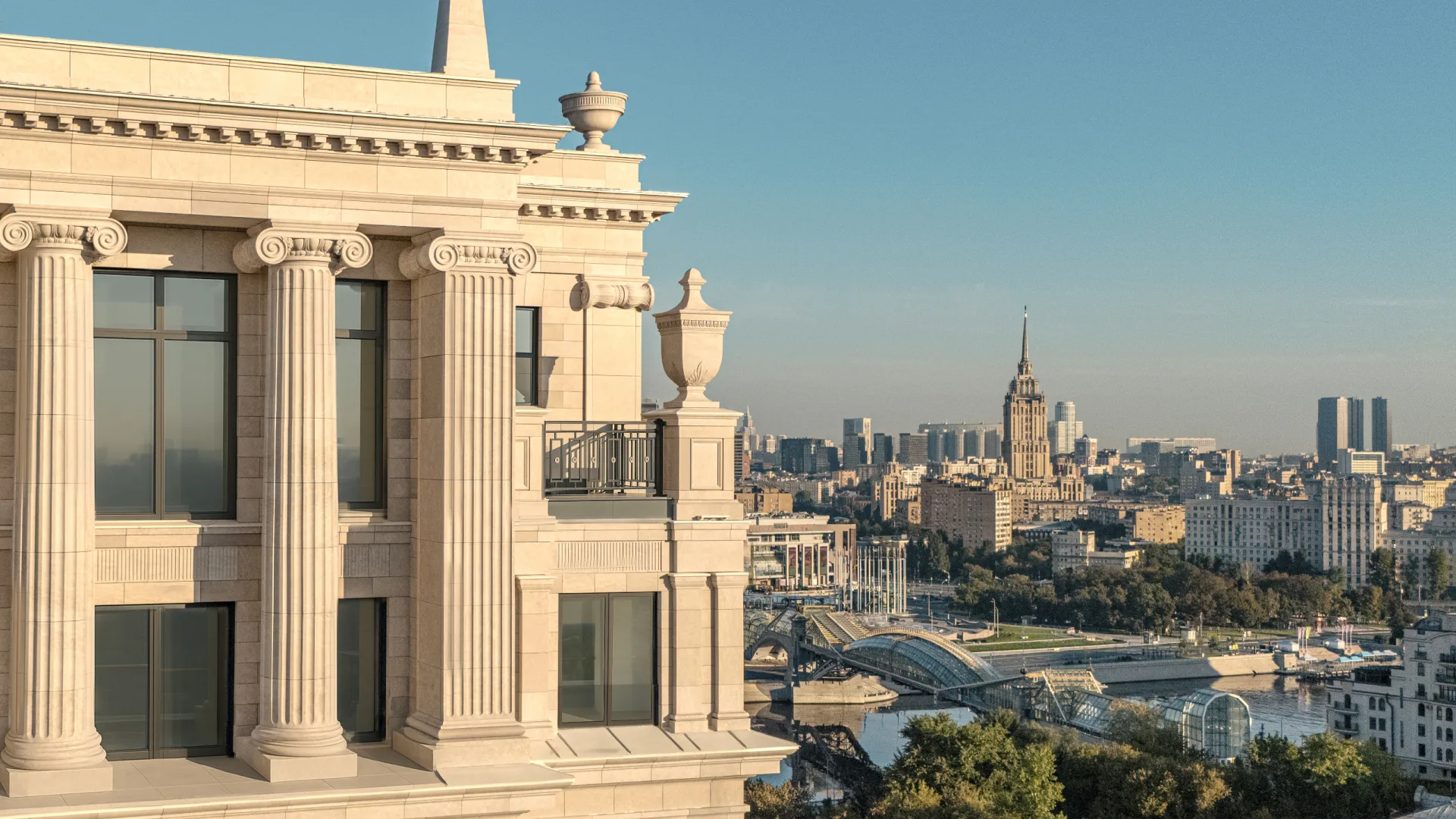 Колонны верхних этажей и вид на Москву-реку, кадр застройщика